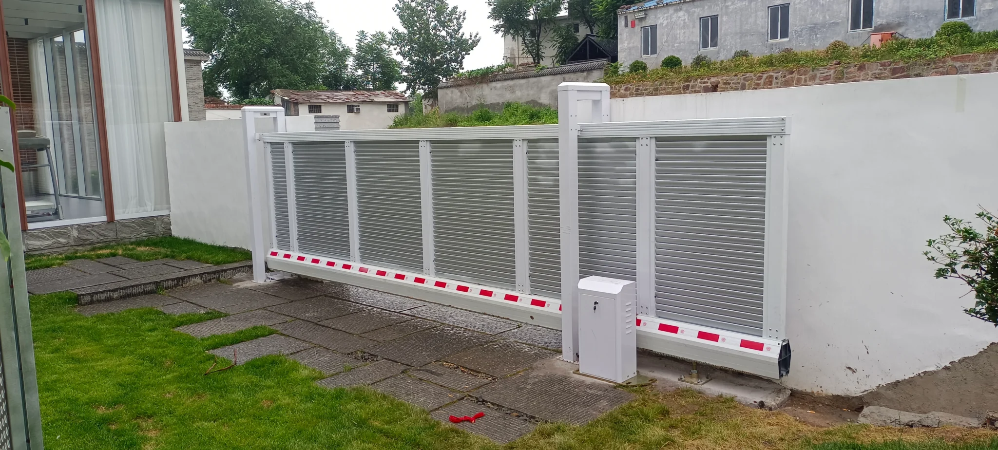 Zhanjiang Group White Cantilever Sliding Gate Project for Keanu Minshuku in Henan